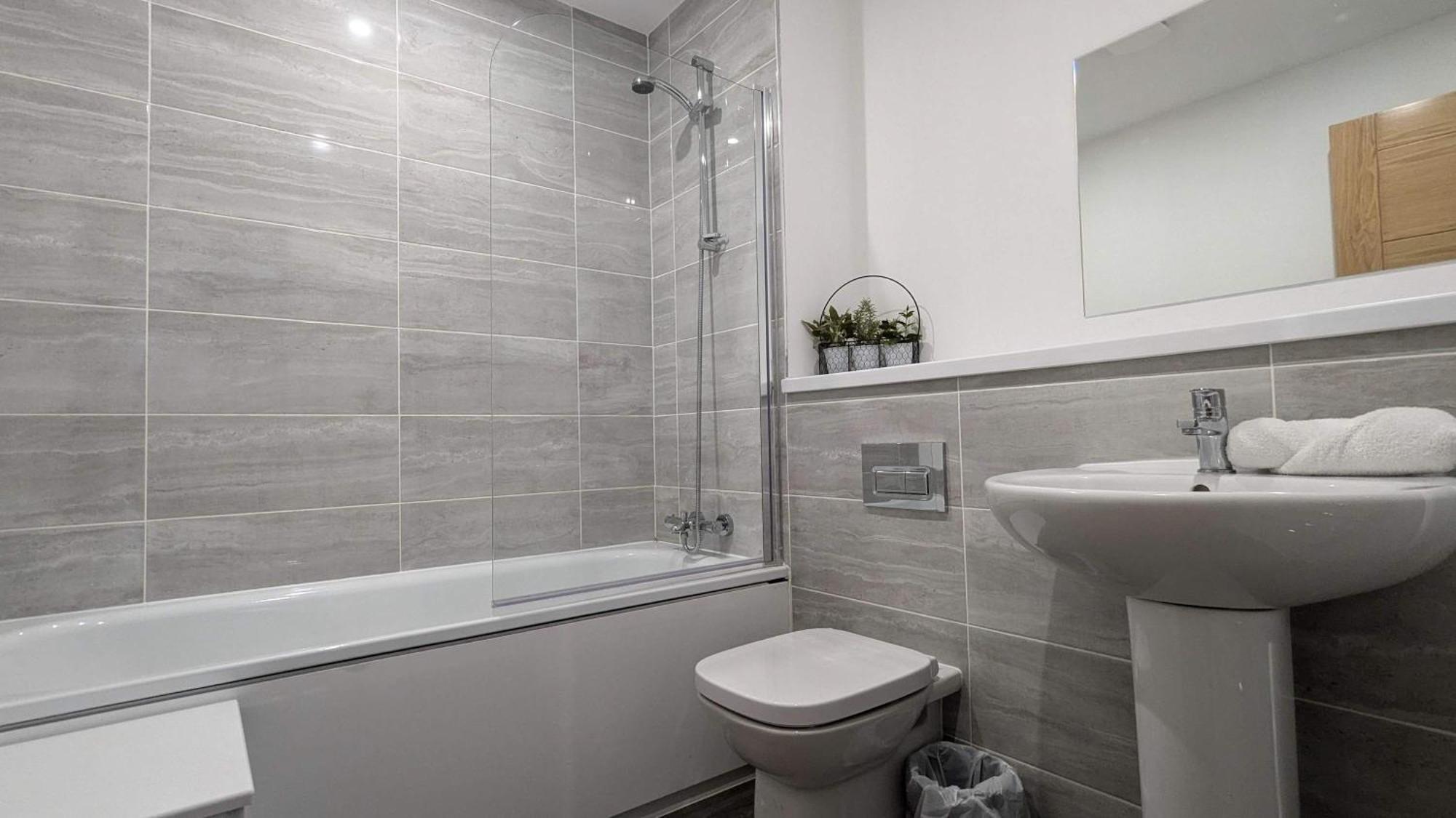 Luxury 2 Bed Apt - 15 Mins To Solihull Centre